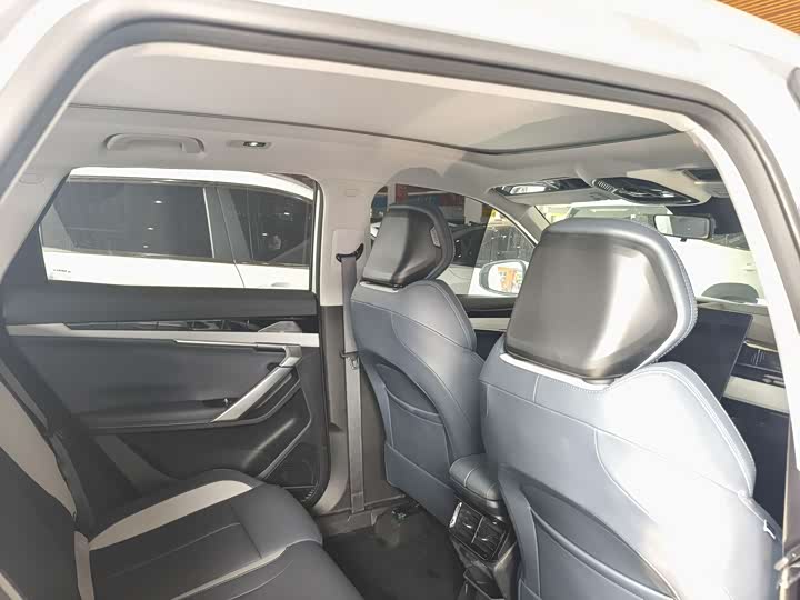 Фото 5 - Geely Atlas L