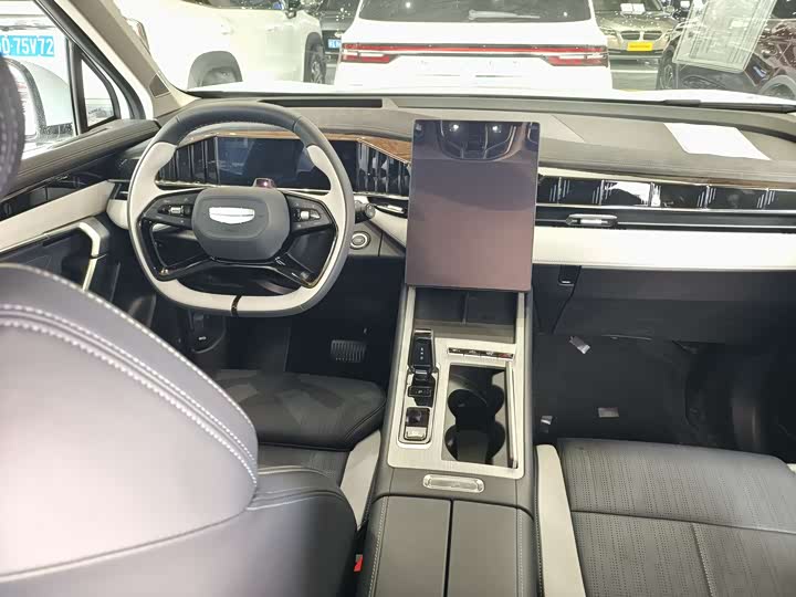 Фото 8 - Geely Atlas L