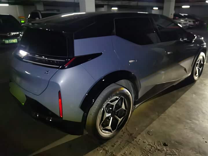 Фото 3 - Zeekr X