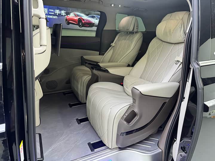 Фото 6 - Denza D9