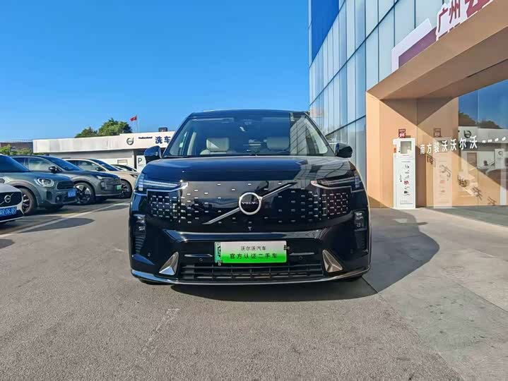 Фото 2 - Volvo EM90