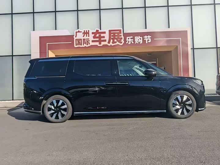 Фото 4 - Volvo EM90