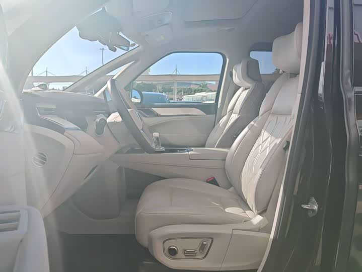 Фото 5 - Volvo EM90