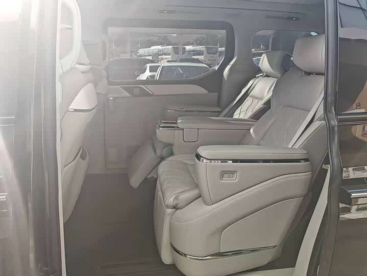 Фото 6 - Volvo EM90