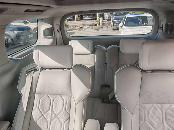 Фото 8 - Volvo EM90