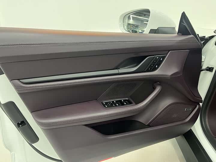 Photo 6 - Porsche Taycan