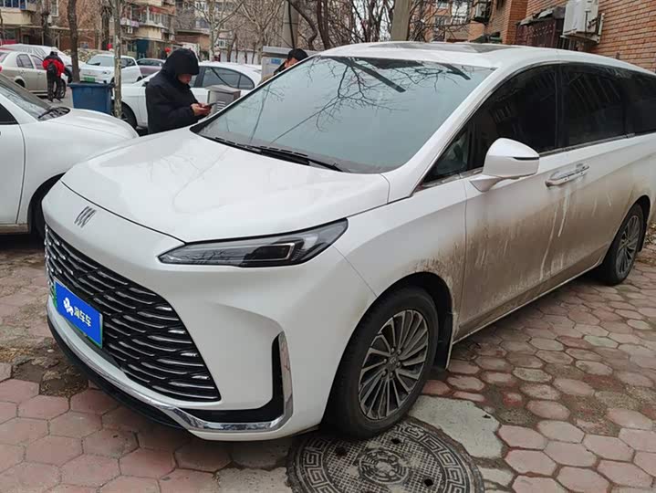 Photo 1 - Buick GL8 Hybrid