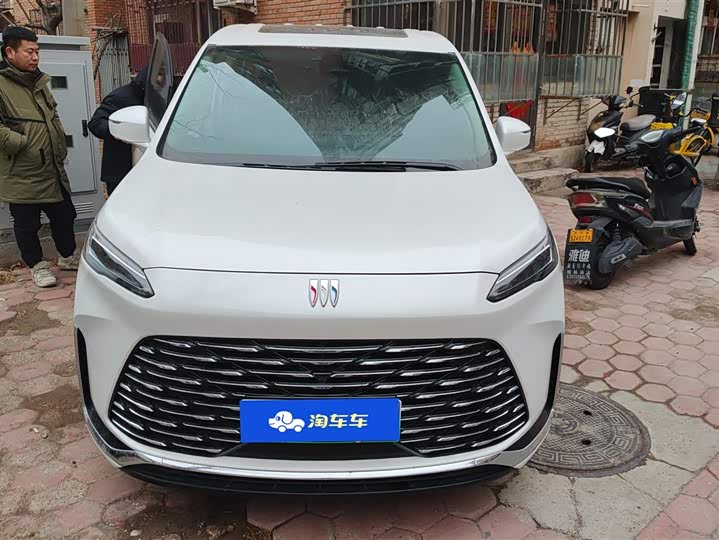 Photo 2 - Buick GL8 Hybrid