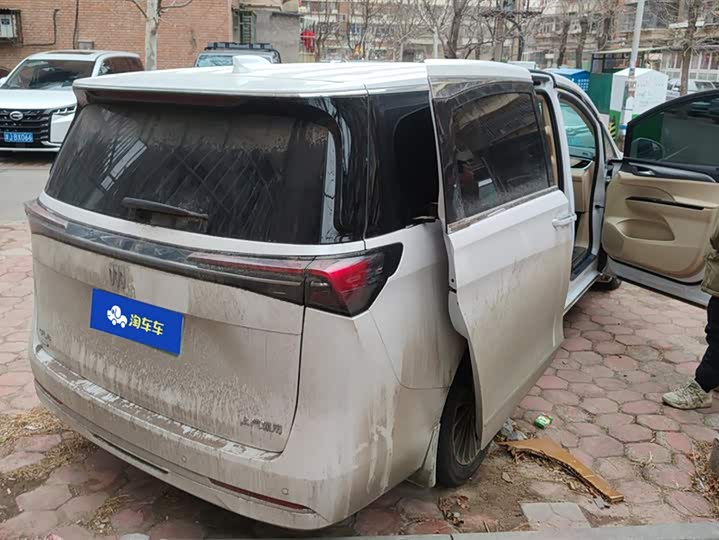 Photo 3 - Buick GL8 Hybrid