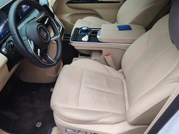 Photo 9 - Buick GL8 Hybrid