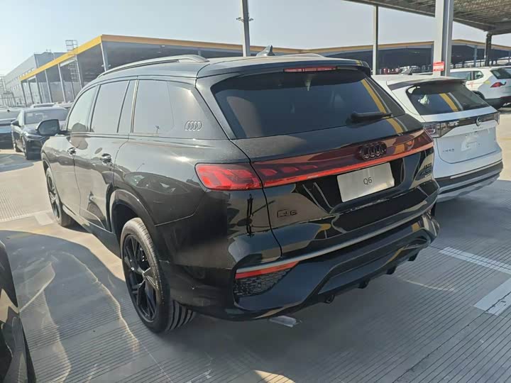 Фото 2 - Audi Q6