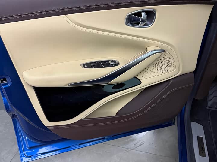 Фото 3 - Aston Martin DBX