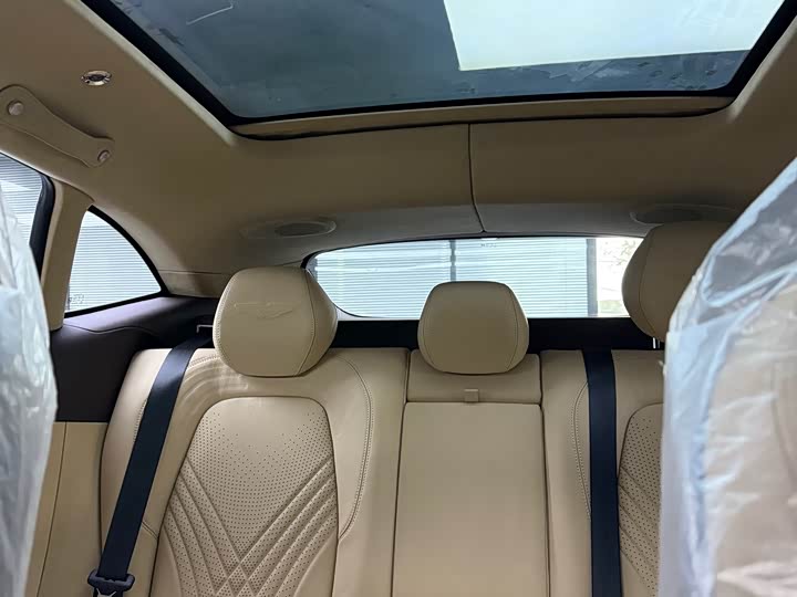 Фото 6 - Aston Martin DBX