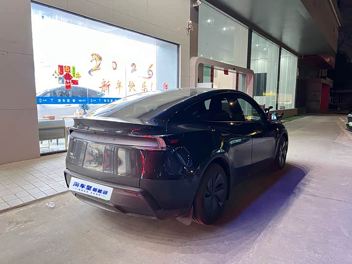 Photo 4 - Tesla Model Y