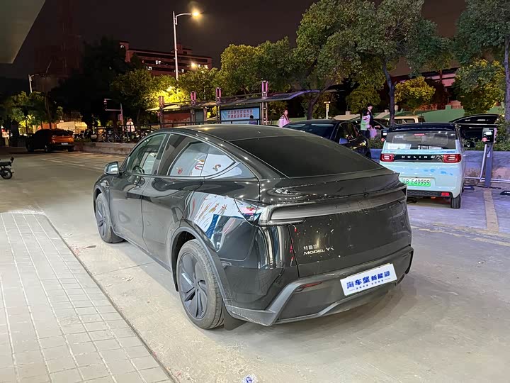 Photo 6 - Tesla Model Y