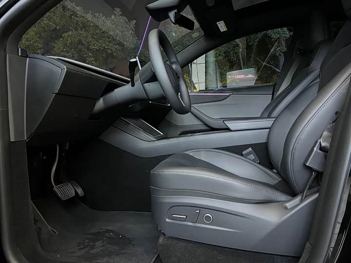 Photo 8 - Tesla Model Y