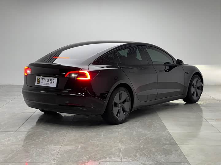 Фото 6 - Tesla Model 3