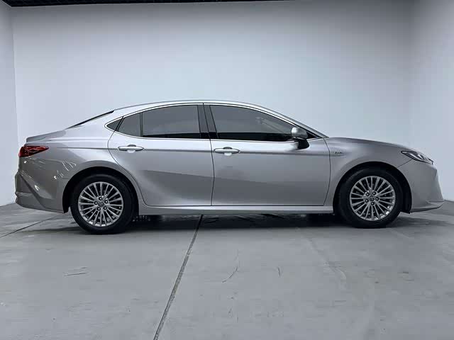 Фото 6 - Toyota Camry