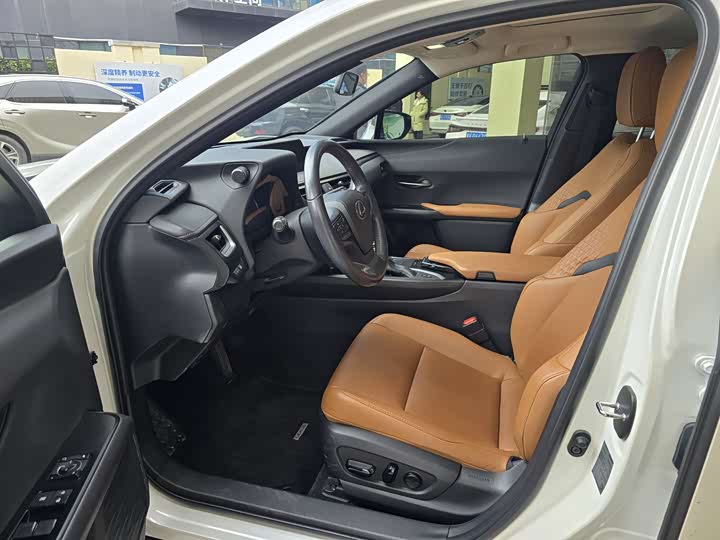 Фото 4 - Lexus UX