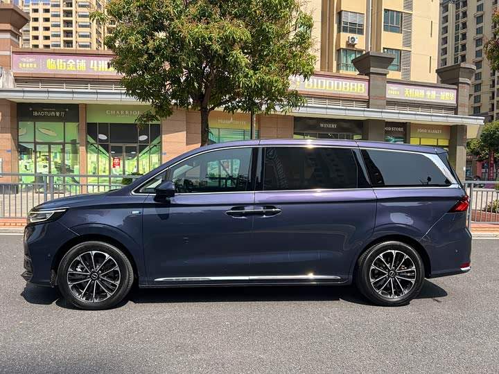 Фото 7 - Roewe iMax 8