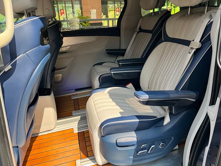 Фото 9 - Roewe iMax 8