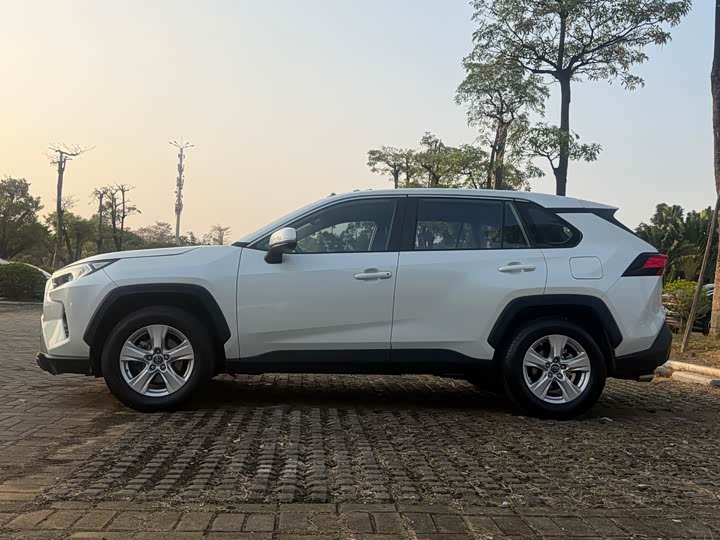 Фото 4 - Toyota RAV4