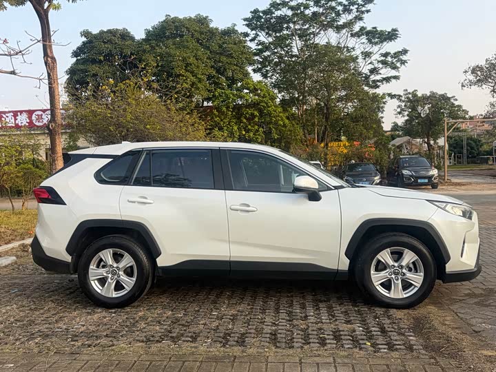 Фото 5 - Toyota RAV4