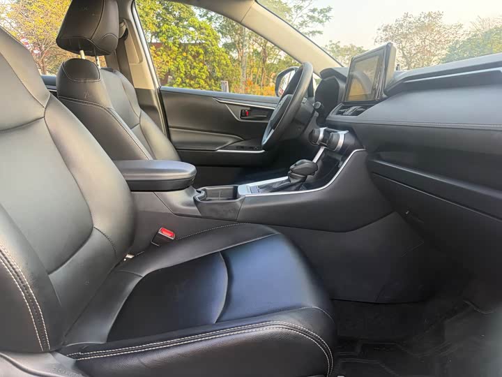 Фото 6 - Toyota RAV4