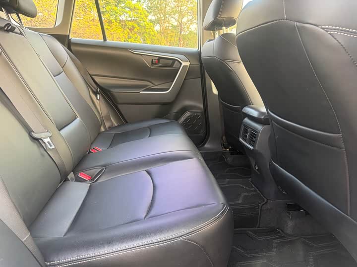 Фото 7 - Toyota RAV4