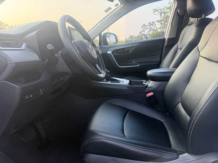 Фото 8 - Toyota RAV4