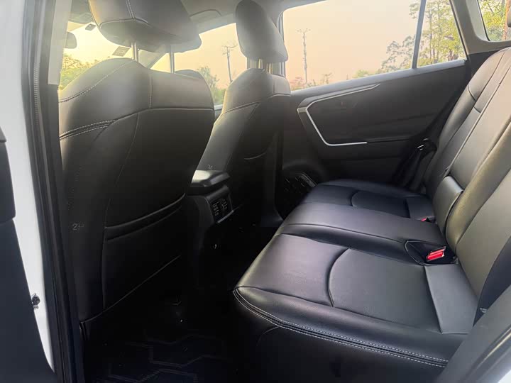 Фото 9 - Toyota RAV4