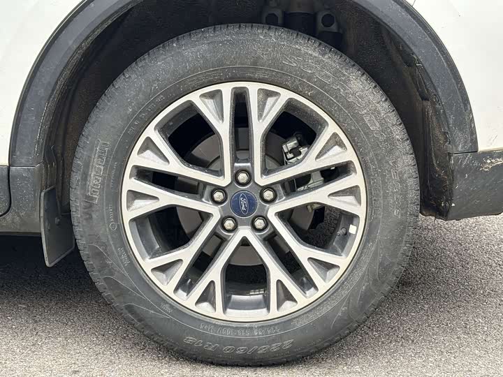 Фото 9 - Ford Escape