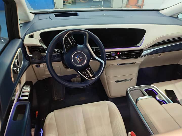 Photo 3 - Buick GL8 Century