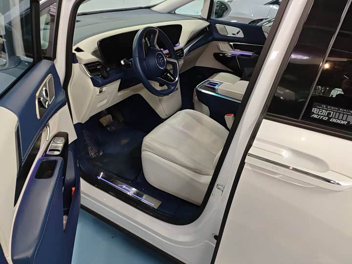 Photo 7 - Buick GL8 Century