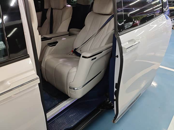 Photo 8 - Buick GL8 Century