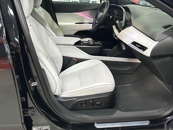 Photo 5 - Cadillac GT4