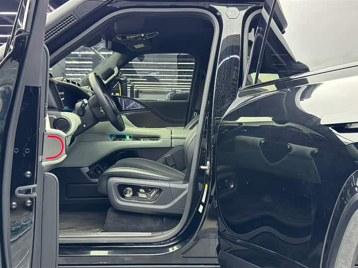 Photo 6 - BYD Yangwang U8