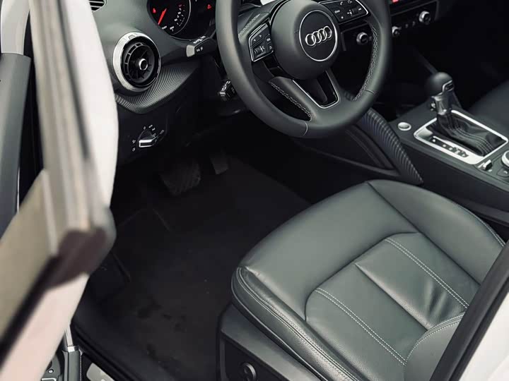 Photo 4 - Audi Q2L