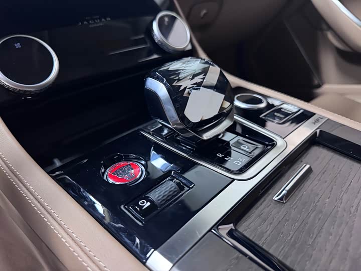 Фото 4 - Jaguar XF L