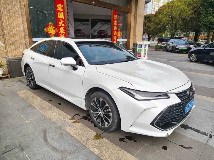 Photo 2 - Toyota Avalon