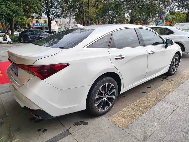 Photo 3 - Toyota Avalon