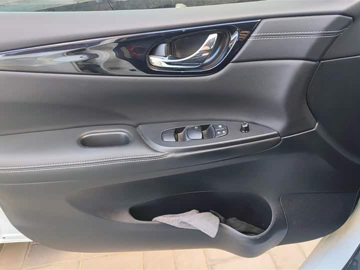 Photo 7 - Nissan Tiida