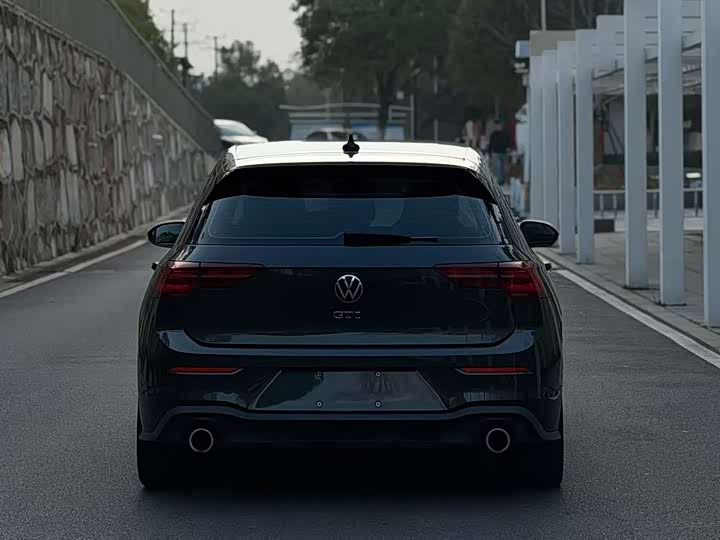 Фото 9 - Volkswagen Golf GTI