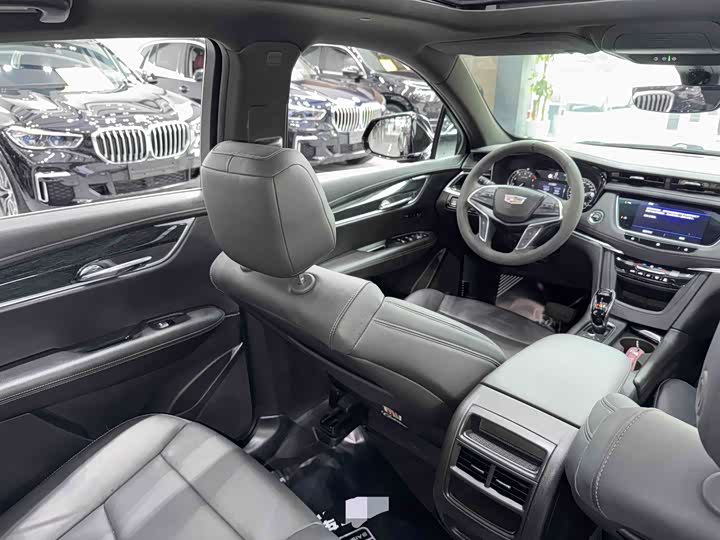 Фото 6 - Cadillac XT5