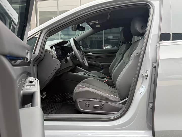 Фото 5 - Volkswagen Golf