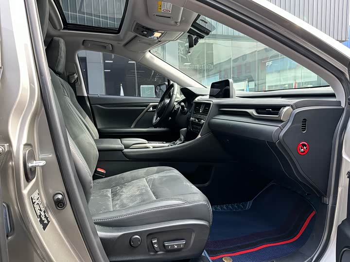 Фото 9 - Lexus RX