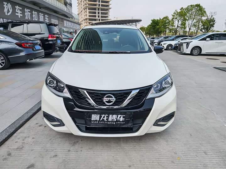 Photo 2 - Nissan Tiida