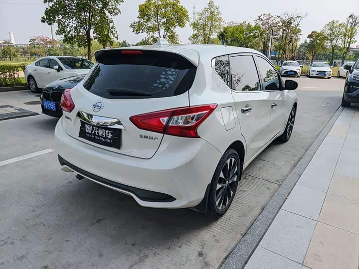 Photo 4 - Nissan Tiida