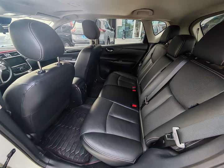 Photo 8 - Nissan Tiida