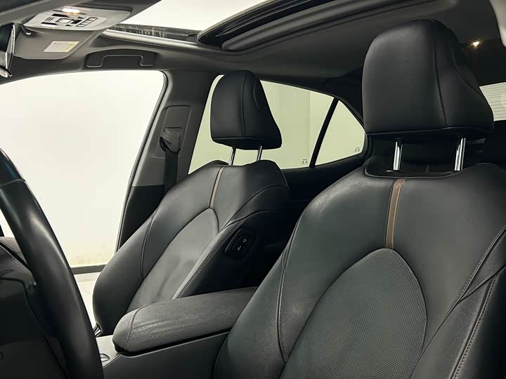 Фото 8 - Toyota Camry